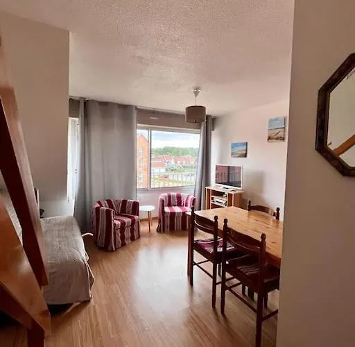 Duplex à 100m De La *